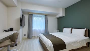 Meja kerja, tirai kedap cahaya, Wi-Fi gratis, dan seprai linen