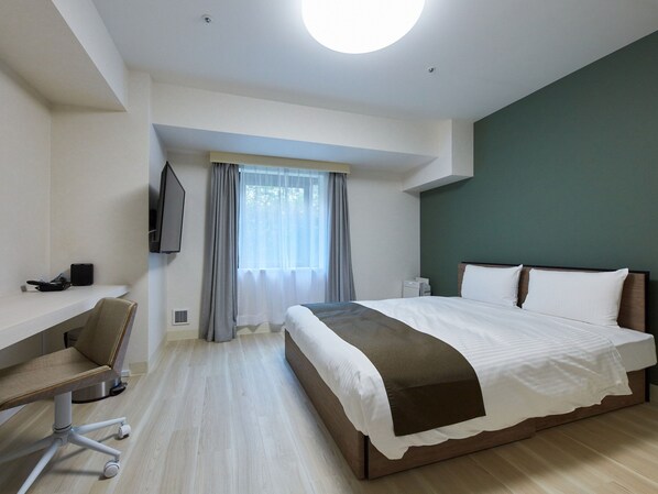 Työpöytä, pimennysverhot, ilmainen Wi-Fi, vuodevaatteet