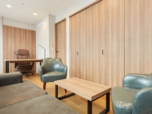 Työpöytä, pimennysverhot, ilmainen Wi-Fi, vuodevaatteet