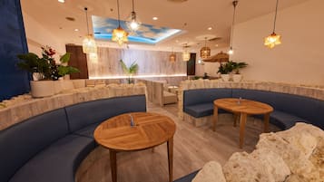 5 restaurants; breakfast, lunch, and dinner served
