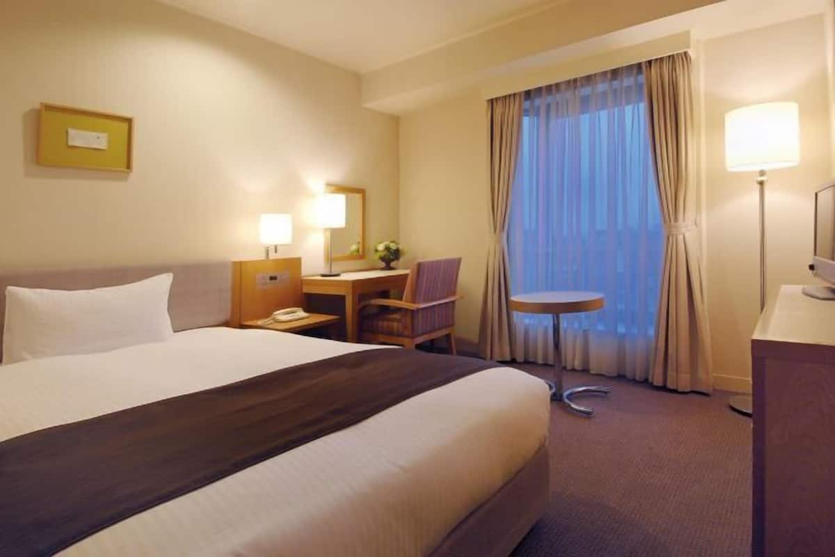 Desk, blackout curtains, free WiFi, bed sheets