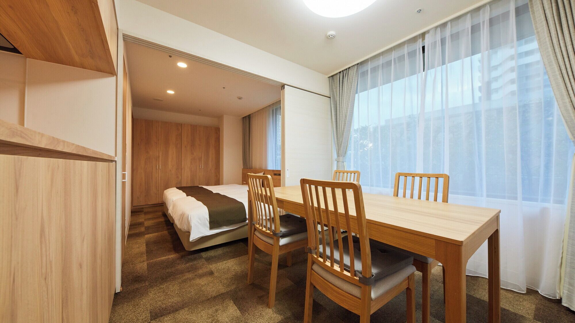 Escrivaninha, cortinas blackout, Wi-Fi de cortesia, roupa de cama