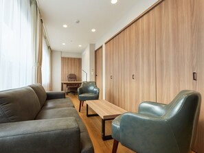 Työpöytä, pimennysverhot, ilmainen Wi-Fi, vuodevaatteet