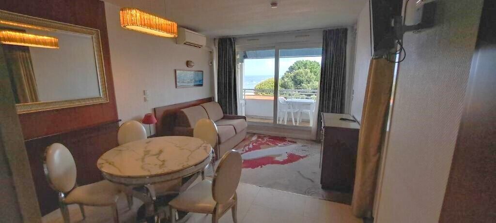 Leilighet – classic, 1 soverom, terrasse (for 4 people) | Oppholdsområde | En 17-tommers TV med digitale kanaler