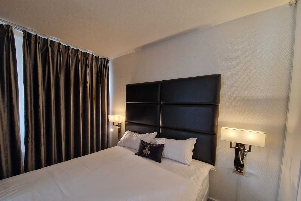Apartment | 1 bedroom, premium bedding, blackout drapes, iron/ironing board