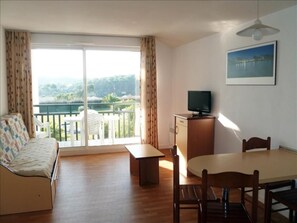 Studio (for 4 persons) | Living room | Flat-screen TV