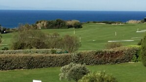 A golf course with a view of the ocean. - Résidence Ilbarritz (Bidart)