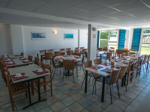 Desayuno continental (EUR 10 por persona) 