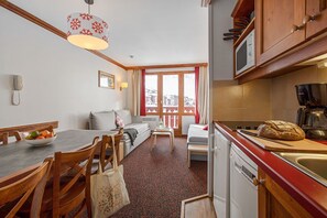 Appartement 6 personnes - 1 chambre + 1 coin nuit - Vue montagne | Private kitchen | Fridge, microwave, stovetop, dishwasher