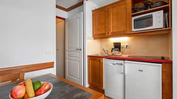 Appartement 4 personnes - 1 chambre - Vue montagne | Cocineta privada | Refrigerador, microondas, parrilla de estufa y lavavajillas