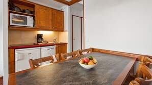 Appartement 6 personnes - 1 chambre + 1 coin nuit - Vue montagne | ห้องรับประทานอาหาร