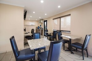 Free daily continental breakfast 