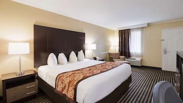 Chambre Standard, 1 trÚs grand lit, non-fumeurs, réfrigérateur et four à micro-ondes | Fer et planche à repasser, Wi-Fi gratuit, draps fournis