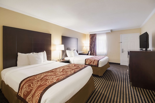 Standardzimmer, 2 Doppelbetten, Nichtraucher, Kühlschrank und Mikrowelle | Bügeleisen/Bügelbrett, kostenloses WLAN, Bettwäsche