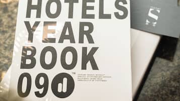 Una pila de folletos con el título "DESIGN HOTELS YEAR BOOK 090".