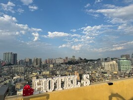 Un paisaje urbano con un cartel grande que dice "HOTELS" en primer plano.