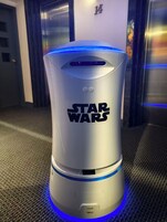 Un ascensor con temática de Star Wars, con revestimiento metálico y detalles de iluminación azul.