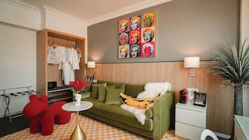 Deluxe Suite | 1 bedroom, desk, blackout drapes, soundproofing