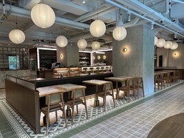 2 restaurantes; se sirven almuerzos, cenas y cocina portuguesa 