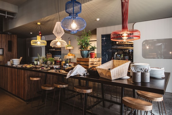 Frukostbuffé varje dag (EUR 18.5 per person)