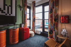 スーペリア 4 人部屋 | リビング エリア | 薄型テレビ