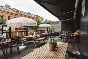Breakfast and lunch served, local and international cuisine - Superbude Altona Paradise (Hamburg)