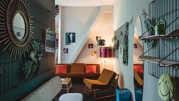 Superior-Vierbettzimmer Band | Wohnbereich | Flachbildfernseher