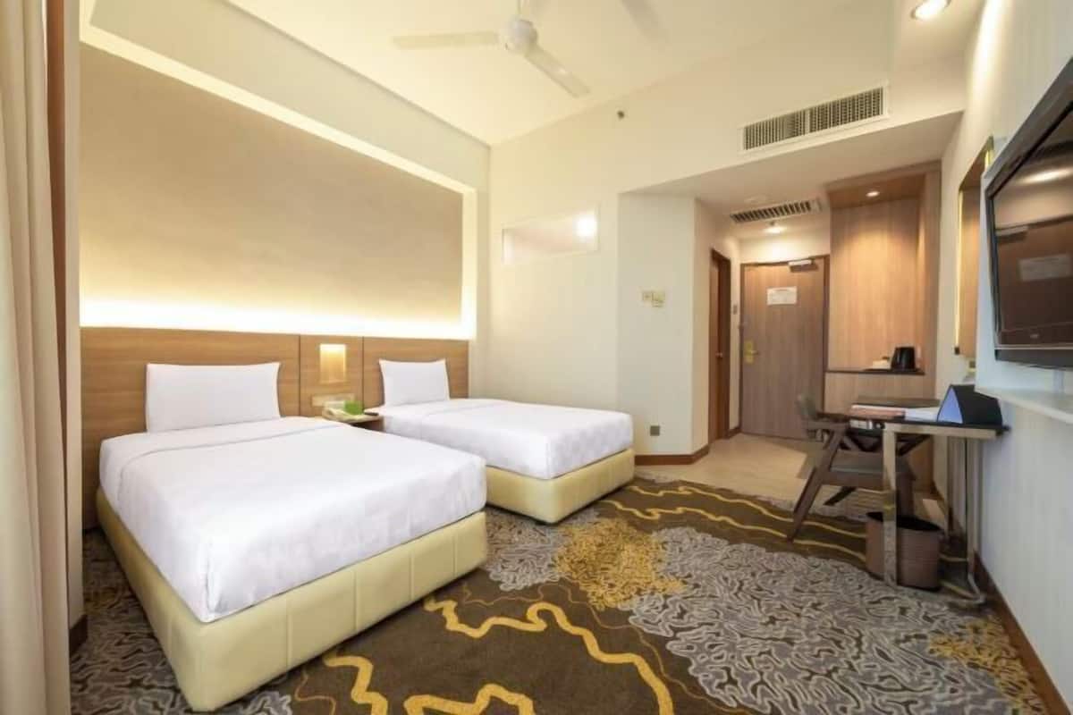 1 bedroom, desk, blackout curtains, soundproofing