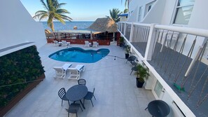 室外游泳池，開放時間為 07:00 至 22:00，提供泳池遮陽傘和日光浴躺椅