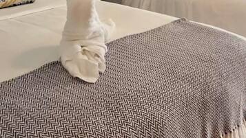 Ocean View Pool Deck: 2 Queens | Egyptian cotton sheets, premium bedding, pillow-top beds, in-room safe