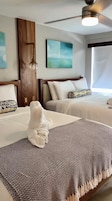 Ocean View Pool Deck: 2 Queens | Lakens van Egyptisch katoen, luxe beddengoed, pillowtop-bedden
