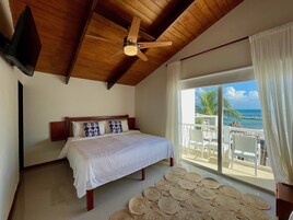 Ocean View Junior Suite Balcony: K&B | Sábanas de algodón egipcio y ropa de cama de alta calidad