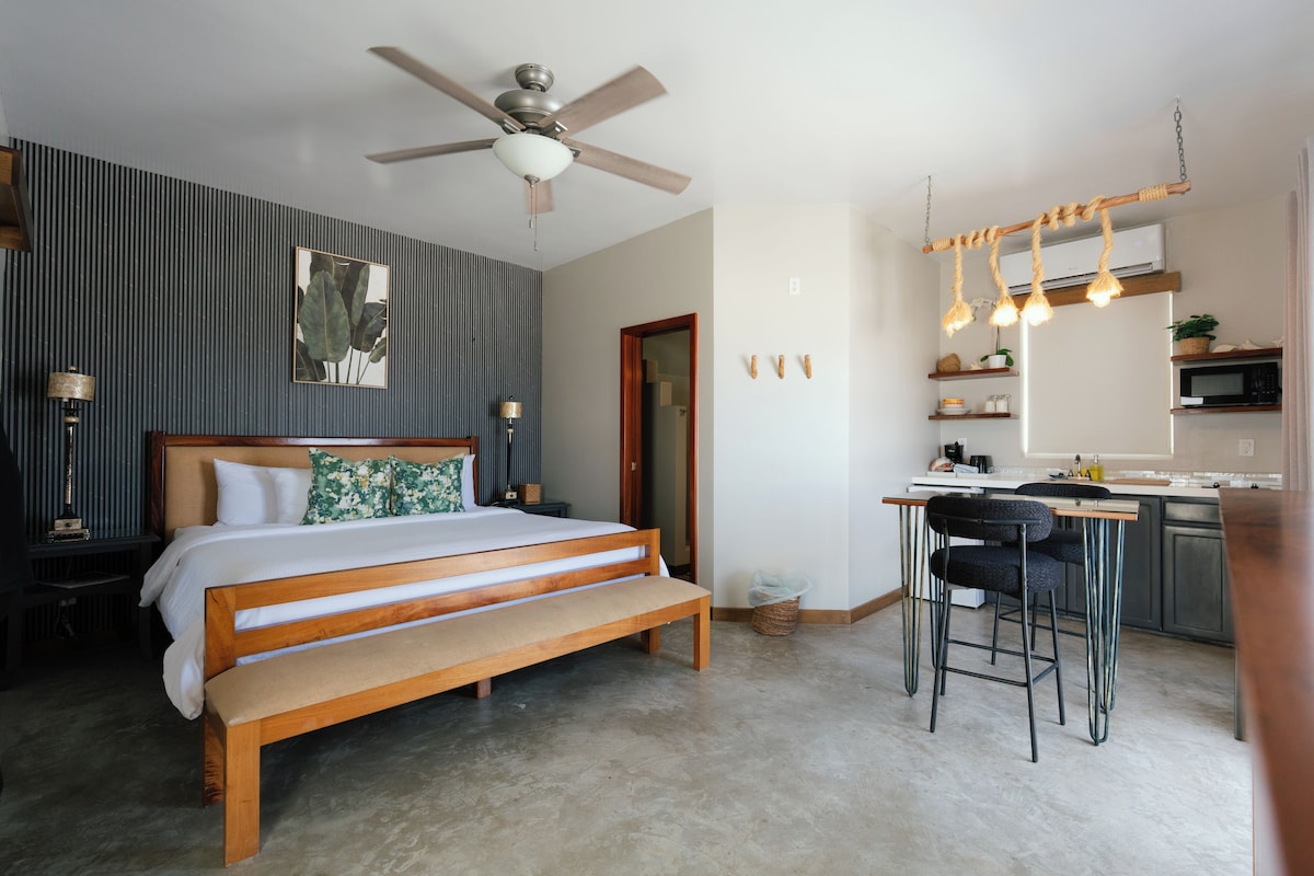 Suite junior, vistas al mar (Oceanfront Junior Suite - 1 King Bed) | Sábanas de algodón egipcio y ropa de cama de alta calidad