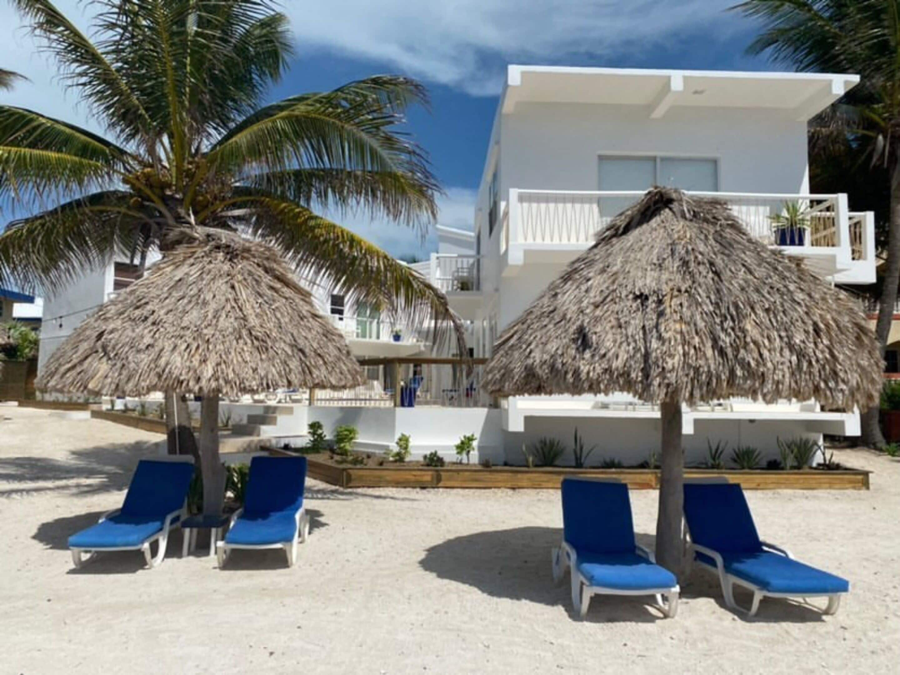 海灘、白沙、躺椅、太陽傘