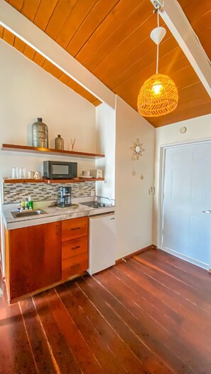 Ocean View Junior Suite Balcony | 객실 내 식사 공간