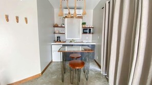 Phòng Suite Junior, quang cảnh biển (Oceanfront Junior Suite - 1 King Bed) | Khu phòng khách | TV LED 32-inch có truyền hình kỹ thuật số, Netflix, dịch vụ stream