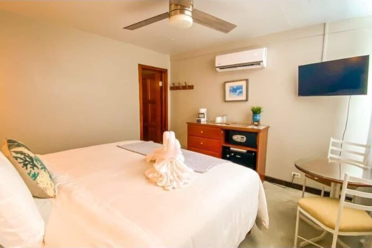 1 bedroom, Egyptian cotton sheets, premium bedding, pillow-top beds