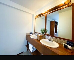 Ocean View Pool Deck: 2 Queens | 욕실 | 샤워 시설, 고급 세면용품, 헤어드라이어, 타월