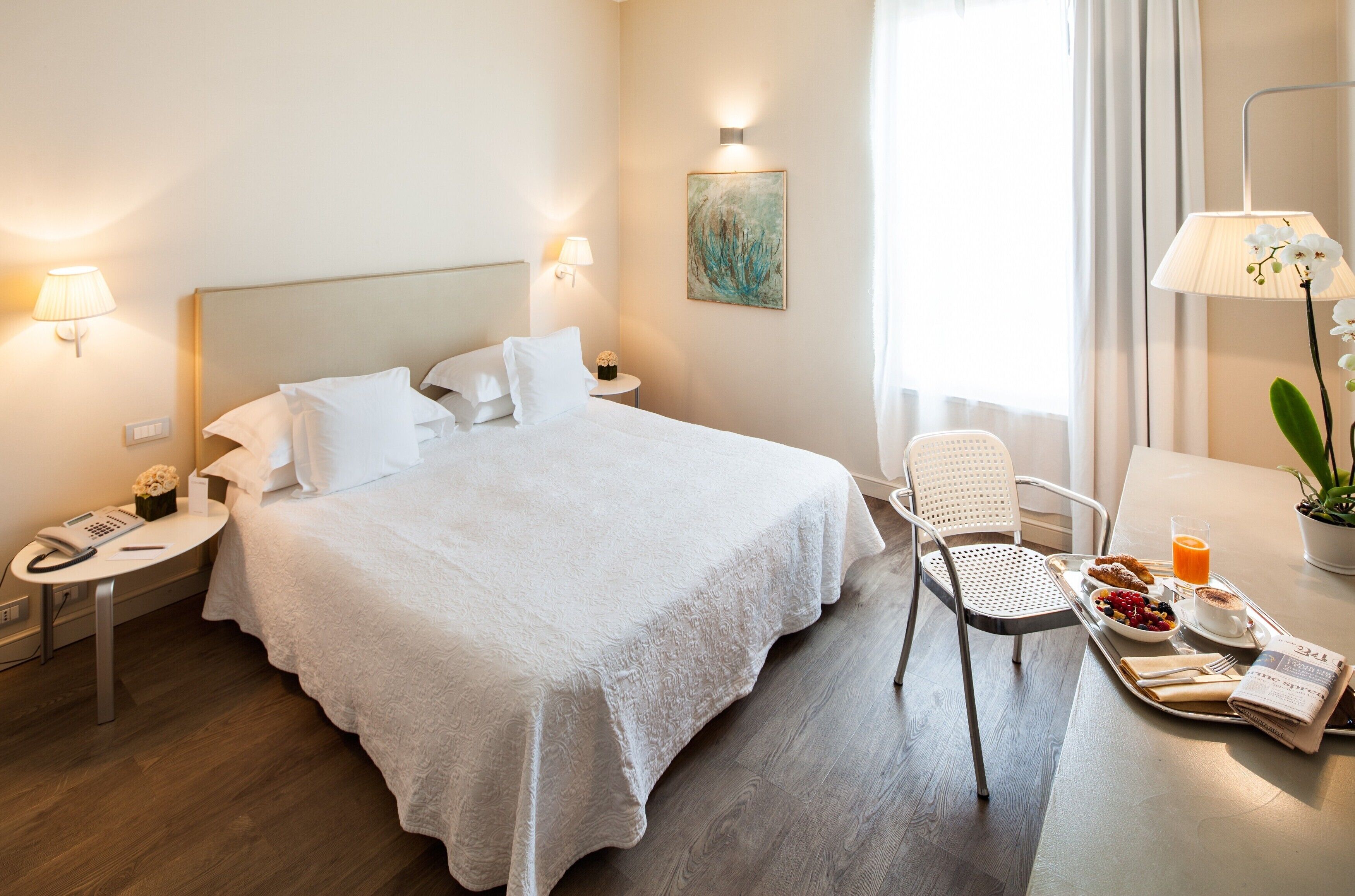 Literie de qualité, couette en duvet, coffre-fort, bureau