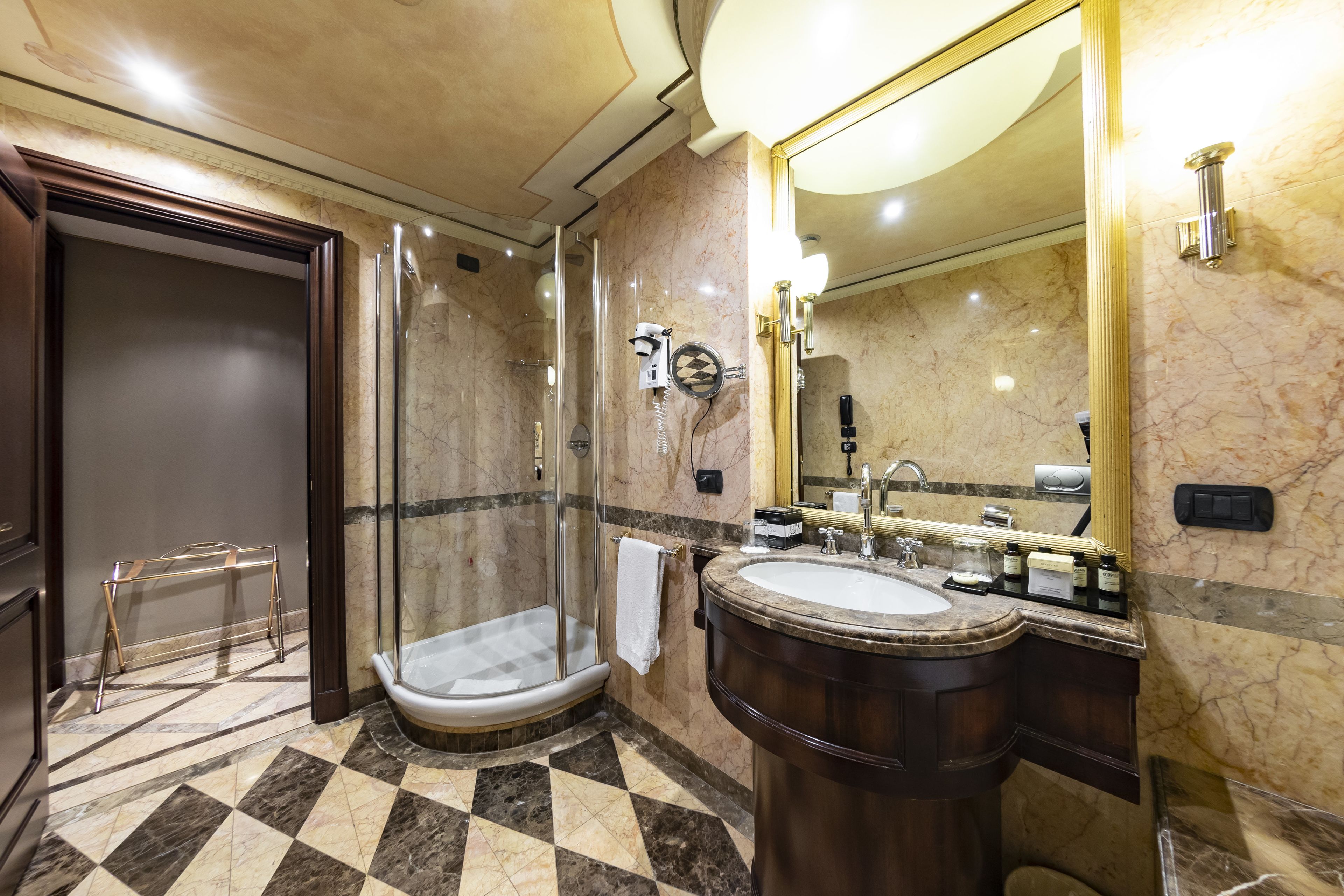 family junior suite | bathroom | free toiletries, hair dryer, bidet, towels