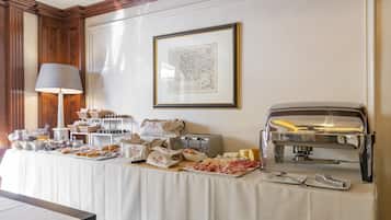 Bữa sáng buffet hàng ngày (15.00 EUR/mỗi người)