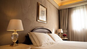 Ropa de cama de alta calidad, cubrecamas y minibar 
