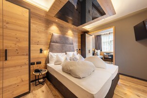 高级双人房或双床房 | 高档床上用品、客房内保险箱、办公桌、遮光窗帘