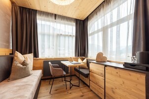 Ropa de cama de alta calidad y caja de seguridad en la habitación 