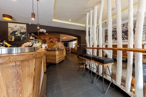 2 restauranter; serverer morgenmad
