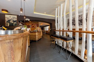 2 restaurantes; se sirve desayuno, almuerzo y cena