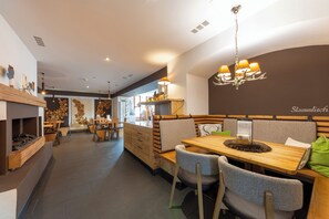2 间餐厅，供应早餐