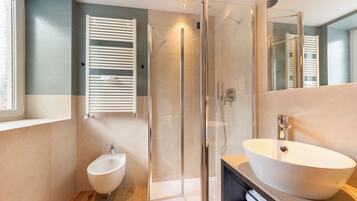 Camera Superior con letto matrimoniale o 2 letti singoli | Bagno | Set di cortesia gratuito, asciugacapelli, bidet, asciugamani