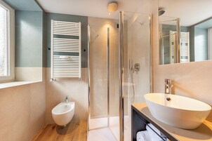 Habitación superior con 1 cama doble o 2 individuales | Baño | Artículos de higiene personal gratuitos, secador de pelo, bidé y toallas