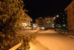 Majoituspaikan julkisivu illalla/yöllä